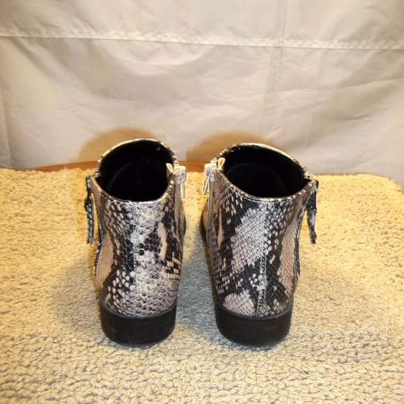 Time And Tru Women Ankle Boots Size 6 Snake Skin Zippers Memory Foam Cream Black - Picture 2 of 7